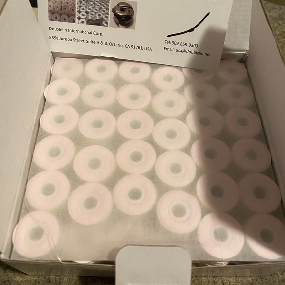 Box of prewound bobbins - Picture 2 of 3